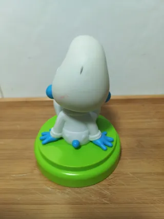 Figura Pitufo sentado base verde