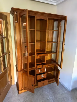 Vitrina de madera maciza con puertas de cristal