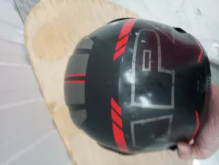 Casco Moto AGV Gris con Rayas Rojas