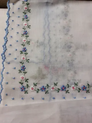 Sciarpe ricamate a tema floreale