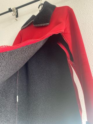 Abrigo skunfun rojo con forro de borrego negro