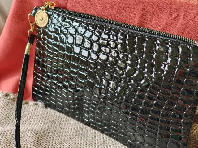 Bolso pequeño negro efecto cocodrilo