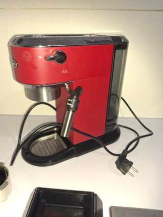 Cafetera De'Longhi Dedica EC685 Roja
