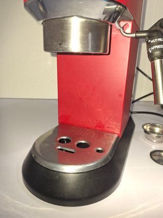 Cafetera De'Longhi Dedica EC685 Roja