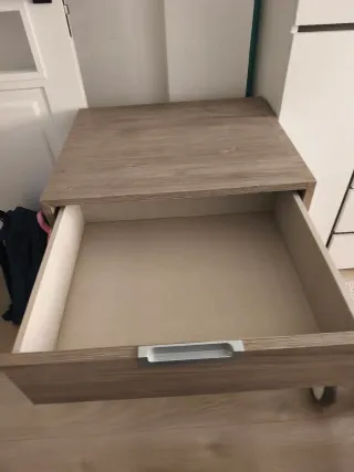 Cajonera de madera y tiradores de uñero