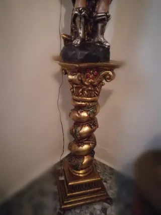 Pie de lámpara con figura y peana