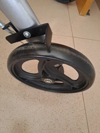 Andador de aluminio plegable