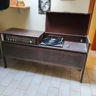 Radio Philips vintage con giradischi