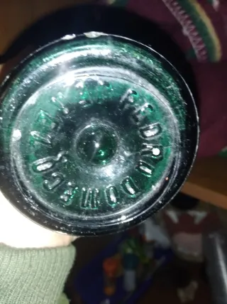 Botellas de vidrio verdes y marrones