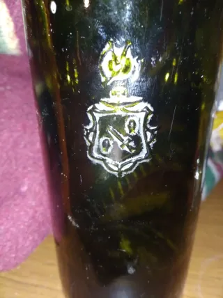 Botellas de vidrio verdes y marrones