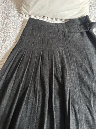 Falda Zara gris con tablas y cinturón