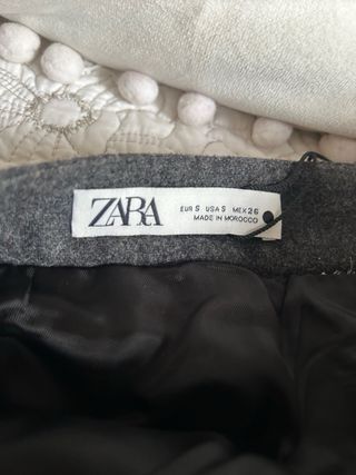Falda Zara gris con tablas y cinturón