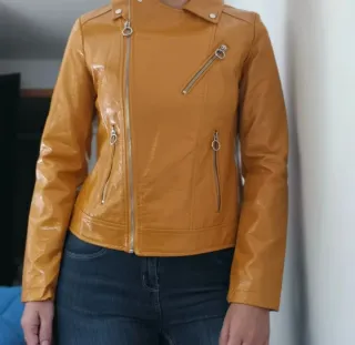 Cazadora polipiel efecto charol mostaza