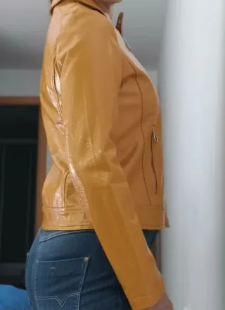 Cazadora polipiel efecto charol mostaza