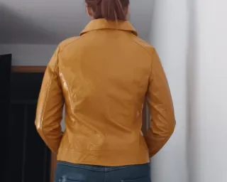 Cazadora polipiel efecto charol mostaza