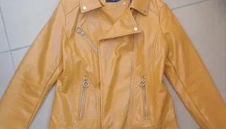 Cazadora polipiel efecto charol mostaza