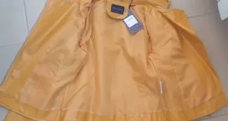 Cazadora polipiel efecto charol mostaza