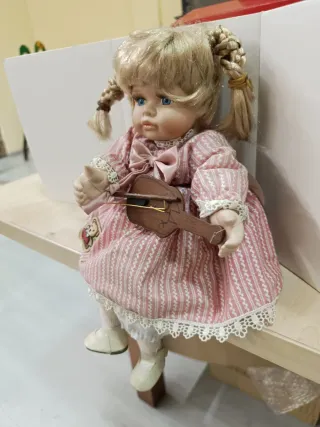 Muñeca de porcelana musical con violín