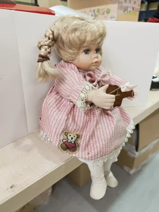 Muñeca de porcelana musical con violín