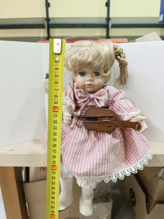 Muñeca de porcelana musical con violín