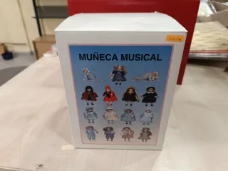 Muñeca de porcelana musical con violín