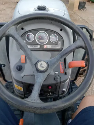 Tractor pequeño con picadora y bota