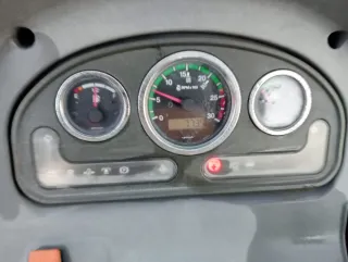 Tractor pequeño con picadora y bota