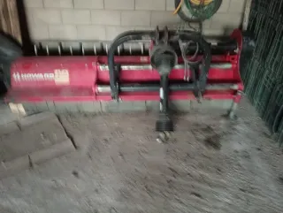 Tractor pequeño con picadora y bota