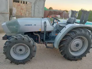 Tractor pequeño con picadora y bota