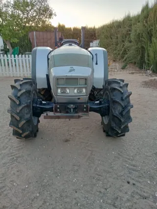 Tractor pequeño con picadora y bota