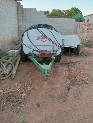 Tractor pequeño con picadora y bota