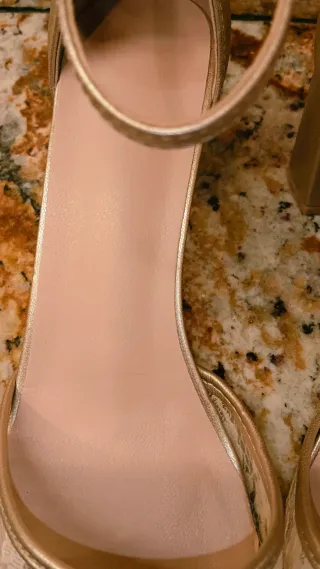 Zapatos de vestir dorados y beige