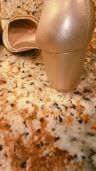 Zapatos de vestir dorados y beige