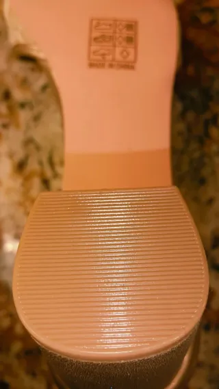 Zapatos de vestir dorados y beige