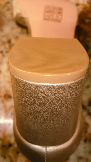 Zapatos de vestir dorados y beige