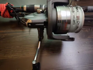 Caña de pescar con carrete y línea