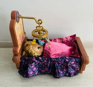 Muñeca Rapunzel Bebé con Cuna