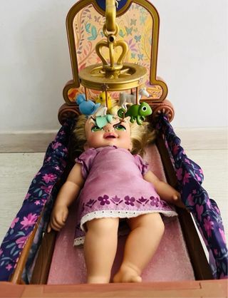 Muñeca Rapunzel Bebé con Cuna