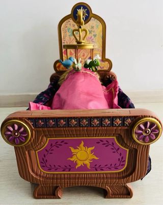 Muñeca Rapunzel Bebé con Cuna