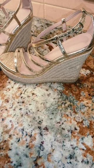 Sandalias doradas esparto,