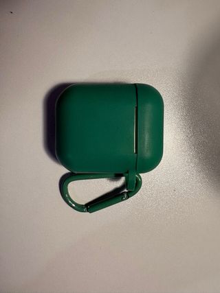Airpods con funda verde
