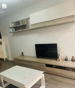 Mueble de salón modular beige y blanco