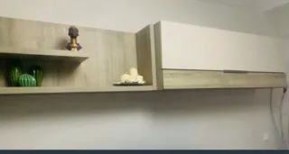 Mueble de salón modular beige y blanco