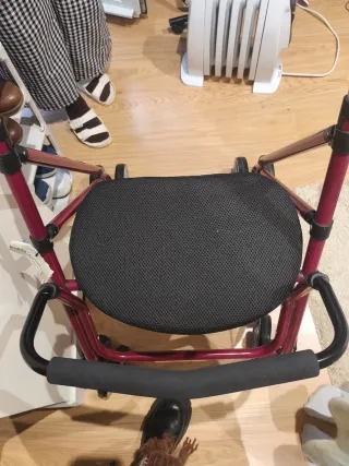 Andador con asiento y 4 ruedas