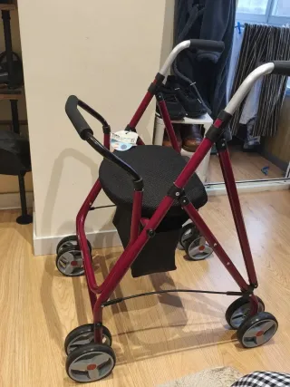 Andador con asiento y 4 ruedas