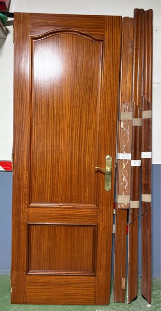 Puerta de madera con marcos y guarniciones