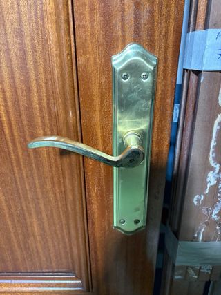 Puerta de madera con marcos y guarniciones