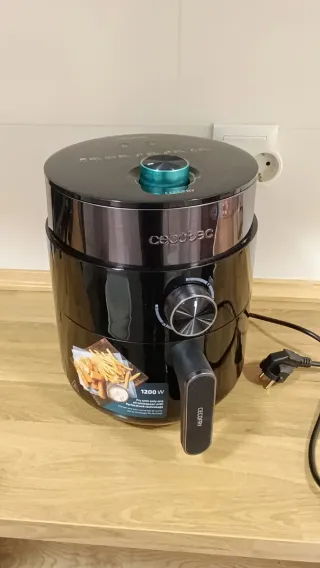 Freidora de aire Cecotec.