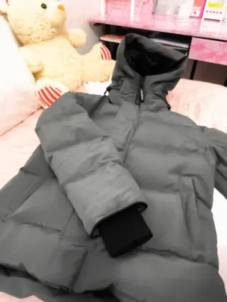 Abrigo gris acolchado con capucha