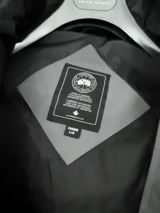 Abrigo gris acolchado con capucha